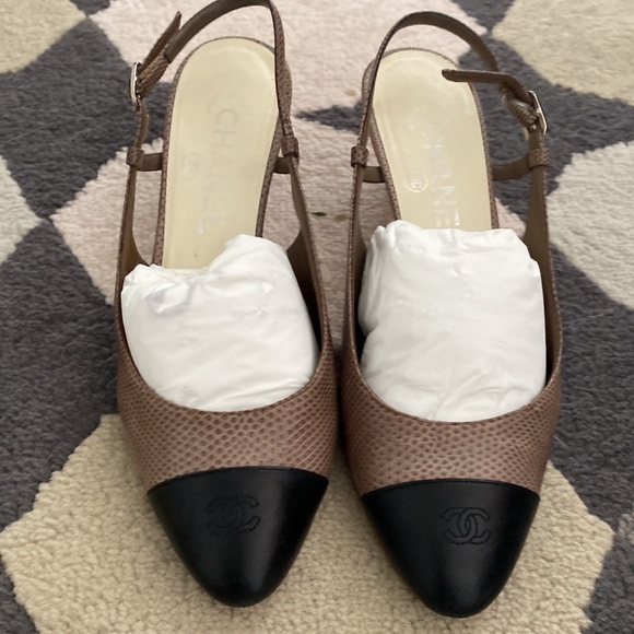 ⭐️⭐️Forever Classic CHANEL
2011 Interlocking CC Logo Slingback Pumps
Siz… - Picture 16 of 17